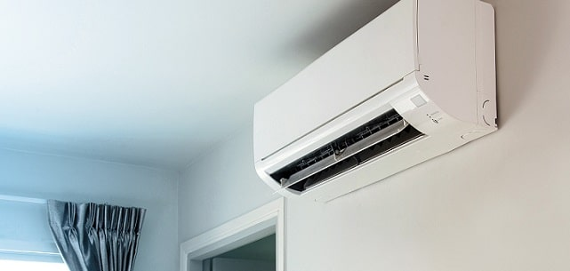 Unité murale de climatisation réversible installée dans un appartement