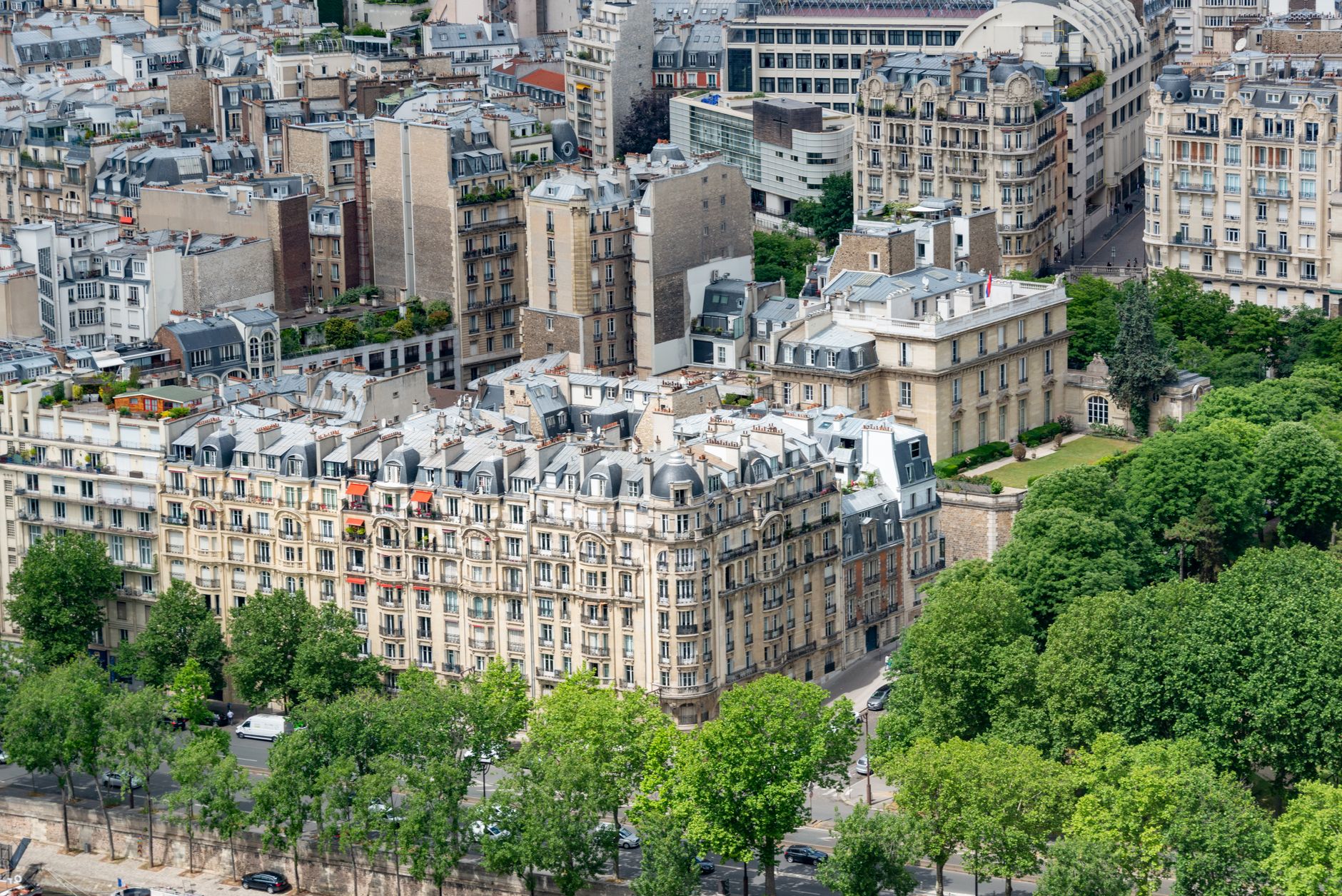 Pompe à chaleur air‑eau dans un immeuble haussmannien : quelles contraintes d’espace et de bruit faut‑il anticiper ?